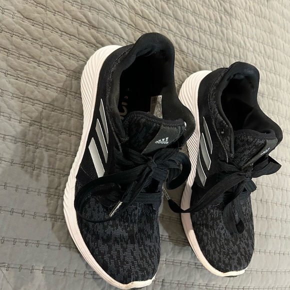 Adidas size 7 tennis shoes - Picture 3 of 7